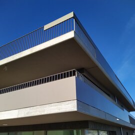 Staketengeländer mit Blechelementen, Burgallee Schötz Staketengeländer mit Blechelementen, Burgallee Schötz