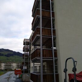 Durchgehende verzinkte Stahlstützen über 5 Stockwerke, Buochs
