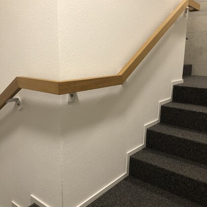 Holzhandlauf Eiche geölt 40/40mm mit einbrennlackierten Stahlkonsolen an Wand montiert Holzhandlauf Eiche geölt 40/40mm mit einbrennlackierten Stahlkonsolen an Wand montiert
